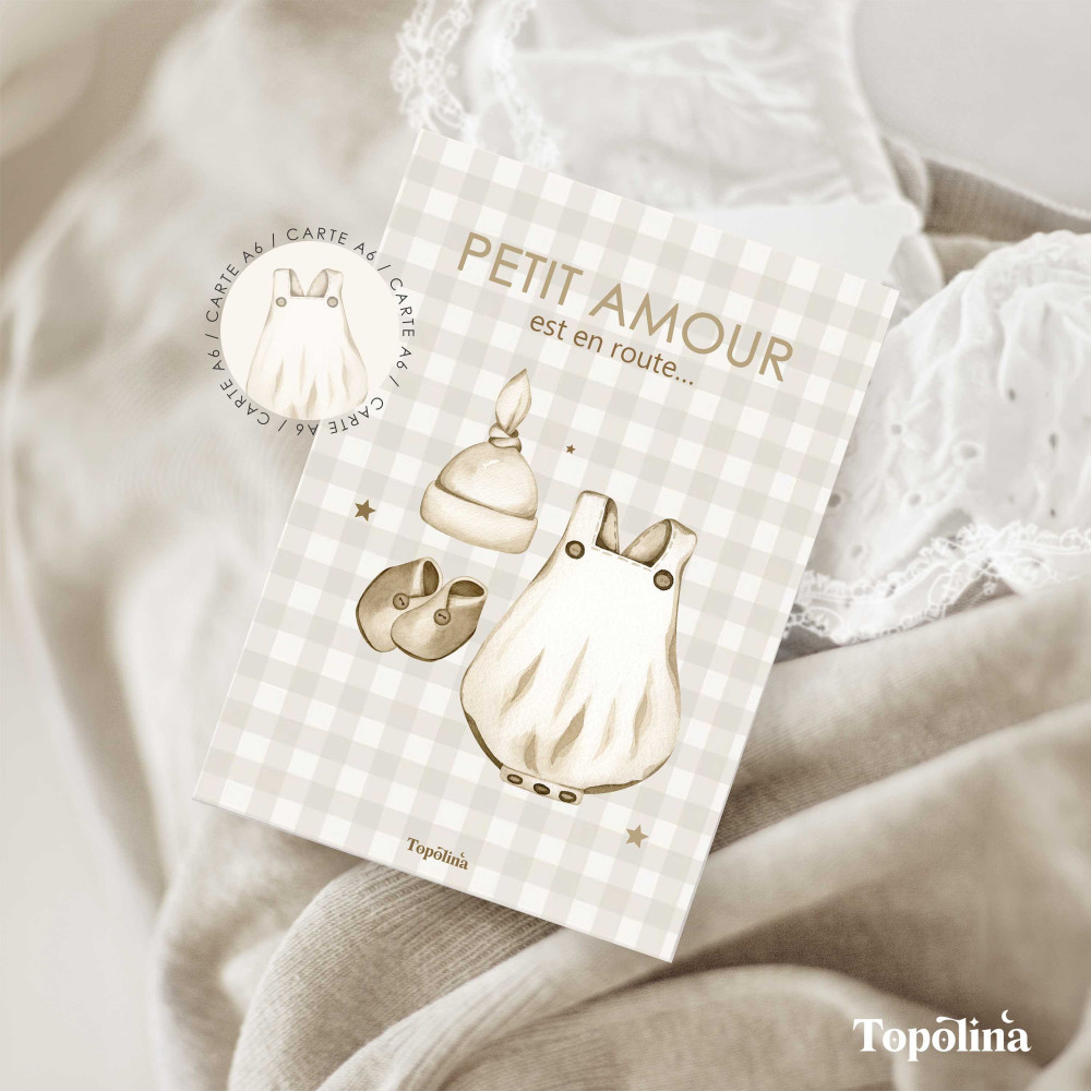 Carte annonce grossesse “Petit amour est en route” – Tenue de naissance